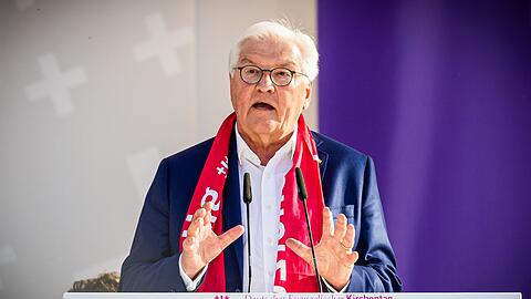 Der Bundespräsident würdigt den Kirchentag als seltene Chance, "dass wir uns aus unseren ideellen Fertighäusern herausbegeben".