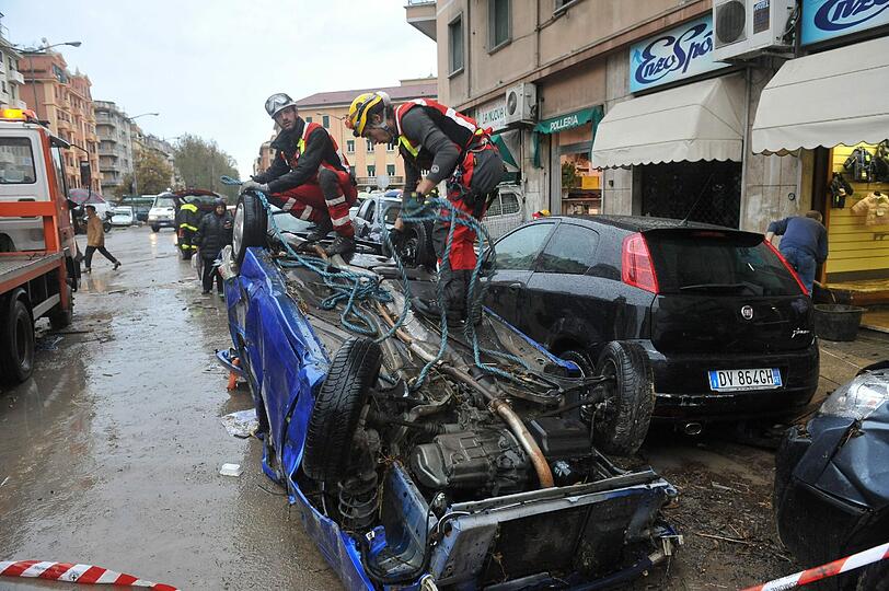 Schwere Unwetter in Italien haben in den letzten zwei Wochen mindestens 16 Menschen das Leben gekostet - Ende des Regens nicht vor Ende der Woche.