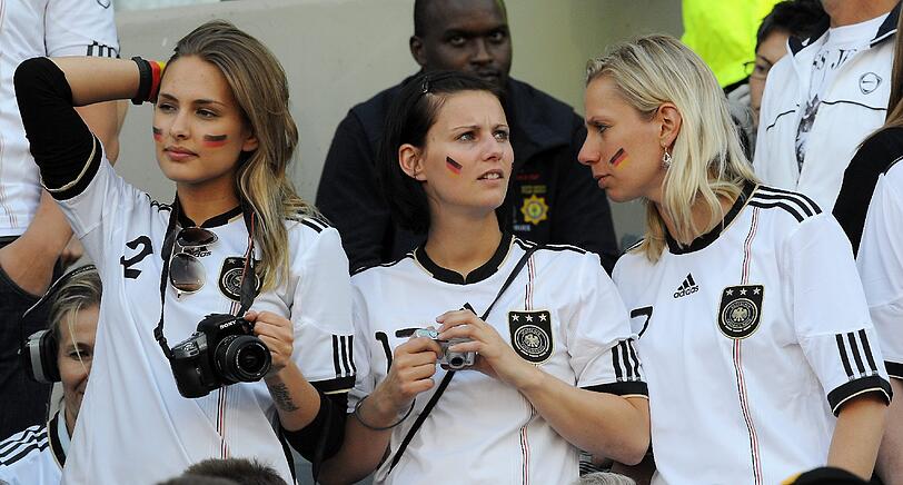 Ulrike Stange (Mitte) heißt sie! Und sie kommt gerne mal im Deutschland-Trikot und "Kriegsbemalung" zu den Spielen der DFB-Elf. Dabei unterstützt sie ihren Per natürlich ganz besonders!