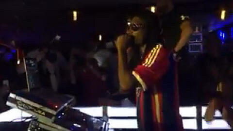 Snoop Dogg performte am Freitag im Bayern-Trikot - allerdings nicht in München, sonder in der Discothek PM in Untermeitingen bei Augsburg.
