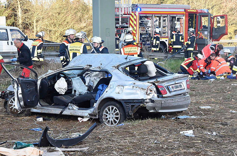 Bei einem Unfall auf der A8 hat sich ein Auto am Sonntagmorgen mehrfach überschlagen.