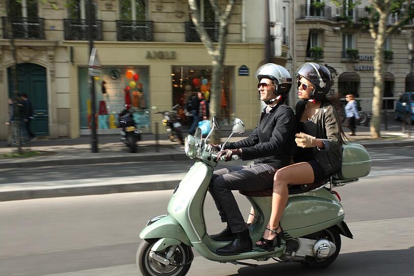 Italienisches Lebensgefühl unterm Eifelturm: Mit dem Motorroller durch Paris.