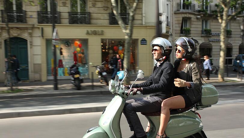 Italienisches Lebensgefühl unterm Eifelturm: Mit dem Motorroller durch Paris. Italienisches Lebensgefühl unterm Eifelturm: Mit dem Motorroller durch Paris.