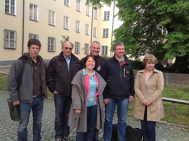 Diana Stachowitz (M.), Stadtrat Christian Müller und BA-Mitglied Willy Schneider mit Vertretern der Initiative Rathaushonig, der Imker und des Gartenbauamts.