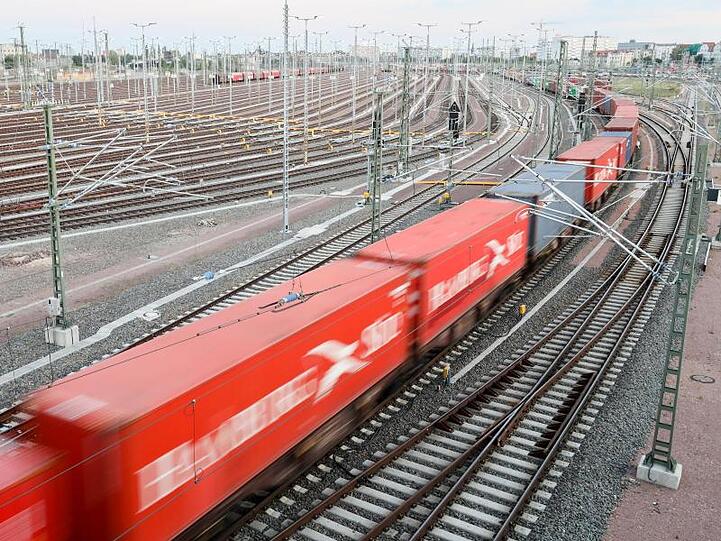 Ein Güterzug mit Containern. Das Gütergeschäft der Deutschen Bahn macht Verlust.