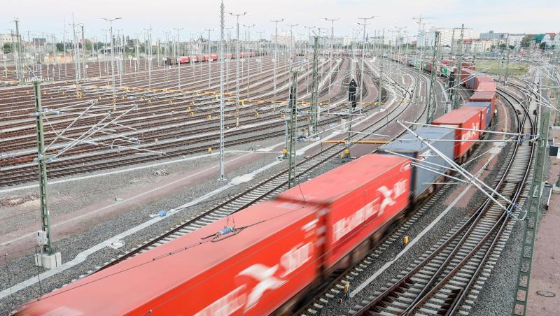 Ein Güterzug mit Containern. Das Gütergeschäft der Deutschen Bahn macht Verlust. Ein Güterzug mit Containern. Das Gütergeschäft der Deutschen Bahn macht Verlust.