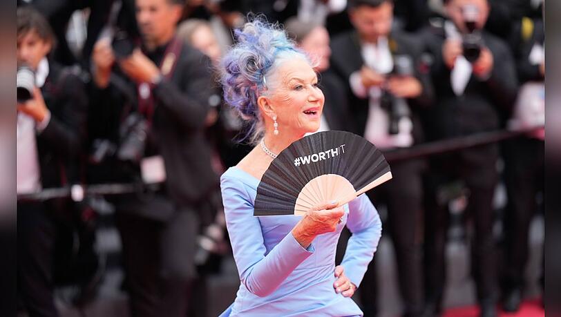 Blaue Haare, blaues Kleid und ein Fächer mit der Aufschrift "Worth It": Dame Helen Mirren bei der Eröffnung der Filmfestspiele von Cannes.
