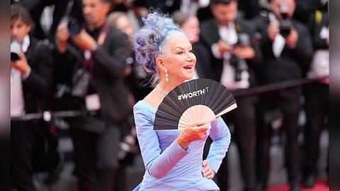 Blaue Haare, blaues Kleid und ein Fächer mit der Aufschrift "Worth It": Dame Helen Mirren bei der Eröffnung der Filmfestspiele von Cannes.