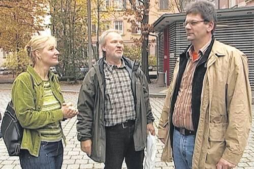 Nach der Entlassung aus der U-Haft: Lkw-Beifahrer Stephan S. (43, re.) mit Ehefrau Elke und Betriebsratschef Harald Kober.