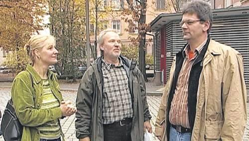 Nach der Entlassung aus der U-Haft: Lkw-Beifahrer Stephan S. (43, re.) mit Ehefrau Elke und Betriebsratschef Harald Kober. Nach der Entlassung aus der U-Haft: Lkw-Beifahrer Stephan S. (43, re.) mit Ehefrau Elke und Betriebsratschef Harald Kober.
