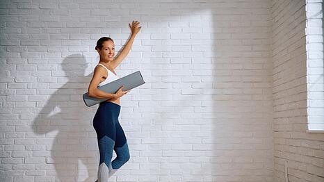 Wenn Sie eine Wand in Ihre Pilates-&Uuml;bungen miteinbeziehen, bringen Sie mehr Abwechslung und Effektivit&auml;t in Ihre Workouts - ganz ohne Aufwand oder Zubeh&ouml;r! Eine Wand, die als Widerstand, St&uuml;tze oder F&uuml;hrungshilfe dient, findet sich schlie&szlig;lich &uuml;berall. Ob im B&uuml;ro, im Hotel oder Zuhause - Wand-Pilates kann immer und &uuml;berall durchgef&uuml;hrt werden und gl&auml;nzt daher mit seiner Flexibilit&auml;t.