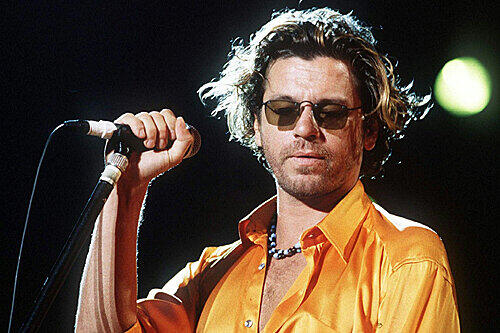 Rätsel gibt auch der Tod von INXS-Sänger Michael Hutchence auf. Unmittelbar nach der Veröffentlichung eines Albums erhängte sich der Künstler offenbar in einem Hotelzimmer des Ritz Carlton in Sydney. Hutchence war unter anderem mit Kylie Minogue und Helena Christensen zusammen. War es doch Mord?
