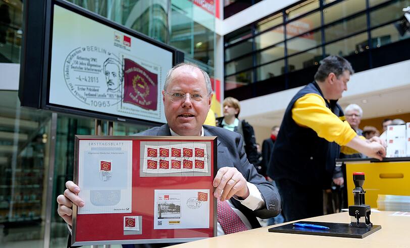 Der SPD-Kanzlerkandidat Peer Steinbrück zeigt am 04.04.2013 in der Parteizentrale in Berlin die Sonderbriefmarke zum 150. Jubiläum der SPD