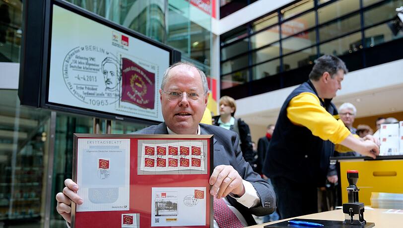 Der SPD-Kanzlerkandidat Peer Steinbrück zeigt am 04.04.2013 in der Parteizentrale in Berlin die Sonderbriefmarke zum 150. Jubiläum der SPD Der SPD-Kanzlerkandidat Peer Steinbrück zeigt am 04.04.2013 in der Parteizentrale in Berlin die Sonderbriefmarke zum 150. Jubiläum der SPD