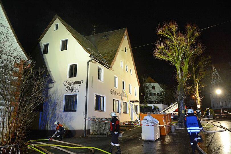 Anschlag auf Flüchtlingsheime in Vorra: Die Bilder vom Einsatz der Hilfskräfte.
