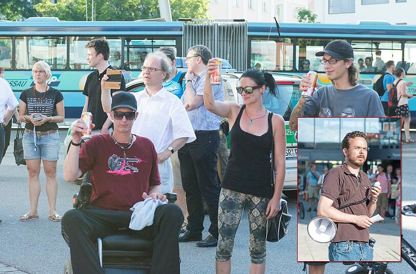 Auf die Versammlungsfreiheit! Teilnehmer stoßen an, darunter Professor Dr. Dirk Heckmann, der die Szenen mit dem Handy filmt. Rechts im Bild: Initiator Florian Albrecht (38).