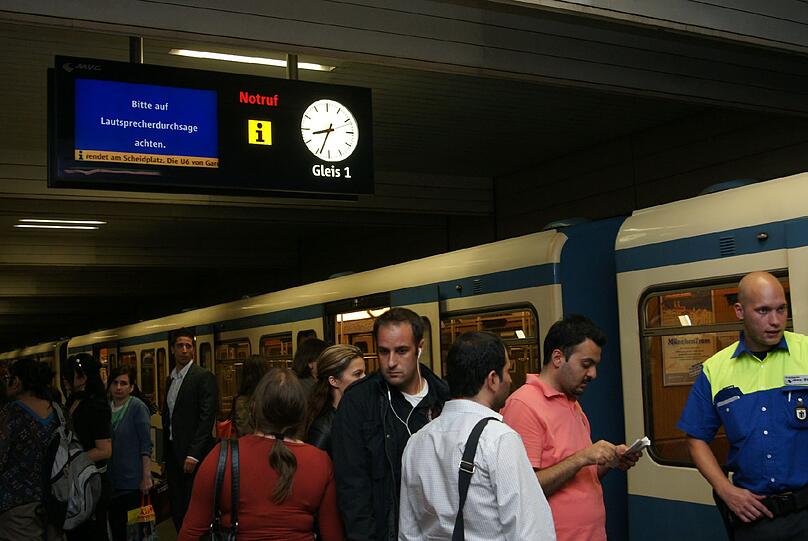 Auch in er U-Bahn herrschte kurzzeitig Chaos. Die Bahnen konnten den Bereich um die Münchner Freiheit nicht anfahren und mussten vorher wenden.