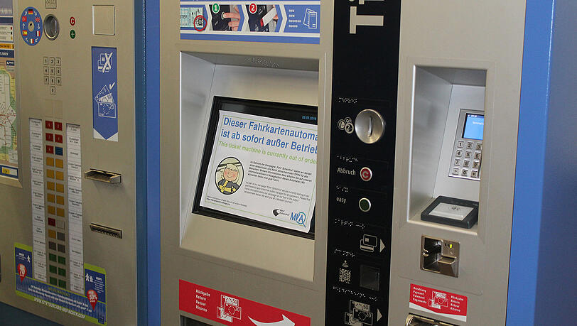 Die Verantwortlichen von "Fahr' scheinfrei" haben in der Nacht auf Donnerstag etliche Fahrkartenautomaten mit einem gefälschten "MVA"-Aushang überklebt, in dem über eine kostenlose Testphase des ÖPNV informiert wurde. Die Verantwortlichen von "Fahr' scheinfrei" haben in der Nacht auf Donnerstag etliche Fahrkartenautomaten mit einem gefälschten "MVA"-Aushang überklebt, in dem über eine kostenlose Testphase des ÖPNV informiert wurde.