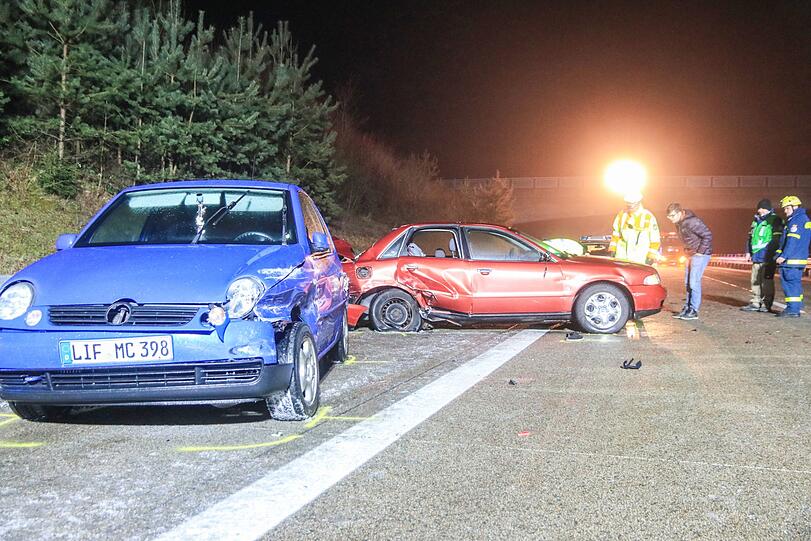 Tragischer Unfall auf der A73: Nach einem leichten Unfall mit Blechschaden wird ein Lkw-Fahrer von einem Auto erfasst und tödlich verletzt.