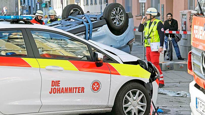 Schwerer Unfall im Bahnhofsviertel - ein Renault krachte in ein Einsatzfahrzeug der Johanniter. Die Bilder.