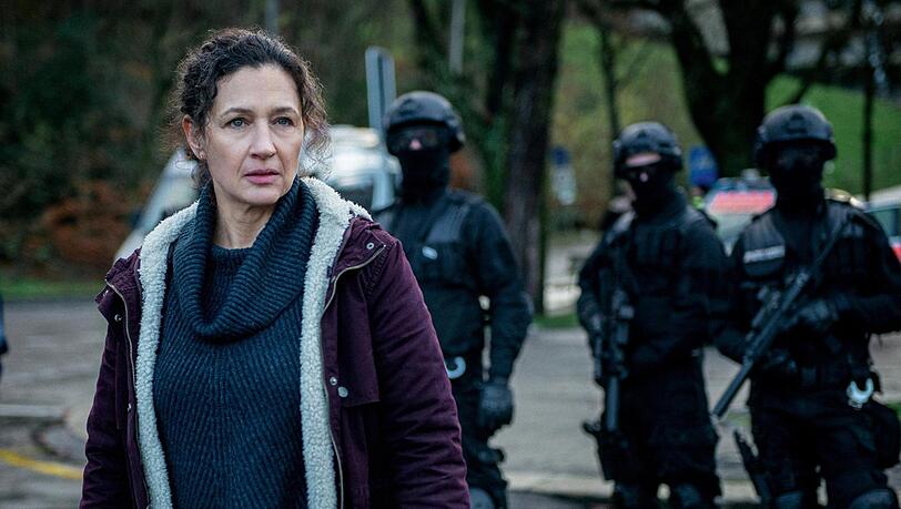 Kommissarin Ritschard (Delia Mayer) wird in ihrem letzten Fall zu allem Überfluss auch noch durch eine Erkältung ausgebremst. Kommissarin Ritschard (Delia Mayer) wird in ihrem letzten Fall zu allem Überfluss auch noch durch eine Erkältung ausgebremst.