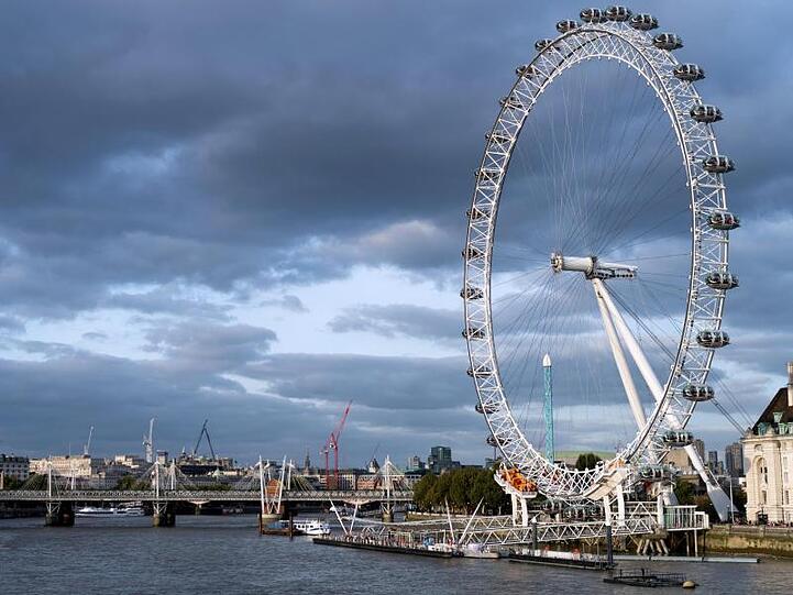 Blick auf das Riesenrad London Eye in London. Urlaub in Großbritannien ist preiswerter geworden, aber London bleibt ein teueres Pflaster.