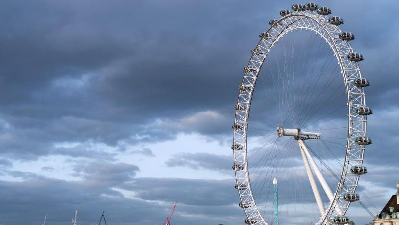 Blick auf das Riesenrad London Eye in London. Urlaub in Großbritannien ist preiswerter geworden, aber London bleibt ein teueres Pflaster.