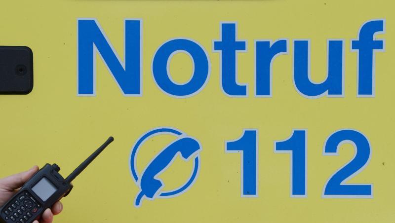 Ein Sanitäter vor einem Rettungswagen mit der Nummer des Notrufes. Foto: Jens Kalaene/dpa-Zentralbild/dpa/Symbolbild Ein Sanitäter vor einem Rettungswagen mit der Nummer des Notrufes. Foto: Jens Kalaene/dpa-Zentralbild/dpa/Symbolbild