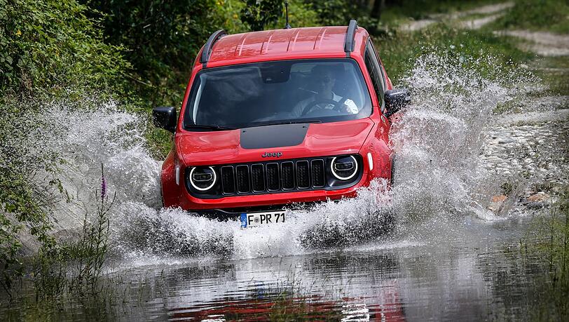 Dank 201 Millimeter Bodenfreiheit zeigt sich der Renegade 4xe Trailhawk auch bei Wasserdurchfahrten als echter Jeep. Dank 201 Millimeter Bodenfreiheit zeigt sich der Renegade 4xe Trailhawk auch bei Wasserdurchfahrten als echter Jeep.