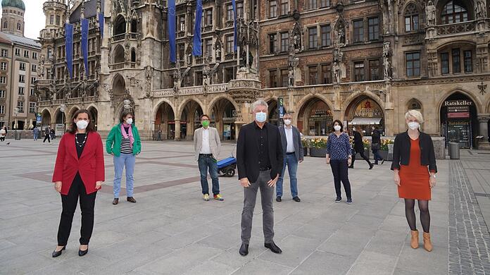 Bilanz mit Maske: Verena Dietl, Anna Hanusch, Florian Roth, Dieter Reiter, Christian Müller, Anne Hübner und Katrin Habenschaden (v.l.) gestern vorm Rathaus.