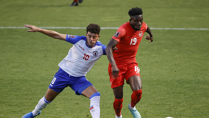 Alphonso Davies (r.) hat sich mit Kanada für die WM 2022 qualifiziert.