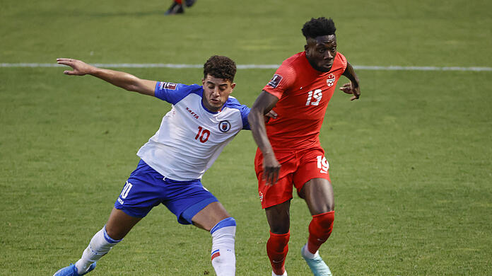 Alphonso Davies (r.) hat sich mit Kanada für die WM 2022 qualifiziert.