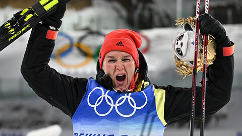 Biathletin Denise Herrmann bejubelt bei der Flower Ceremony den Gewinn ihrer Goldmedaille.
