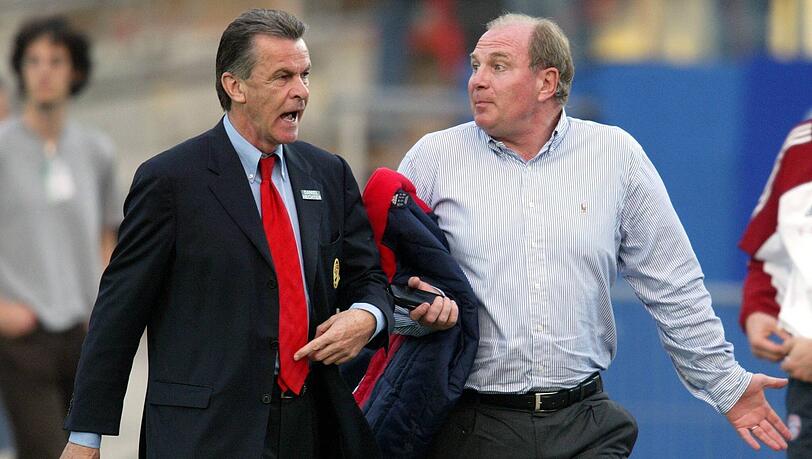 Wollte eigentlich im Moment des größten Triumphes auf - doch Ottmar Hitzfeld (l.) lässt sich von Uli Hoeneß überreden weiterzumachen - mit fatalen Folgen.