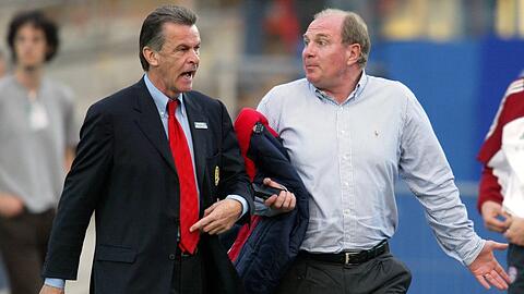 Wollte eigentlich im Moment des größten Triumphes aufhören - doch Ottmar Hitzfeld (l.) lässt sich von Uli Hoeneß überreden weiterzumachen - mit fatalen Folgen.