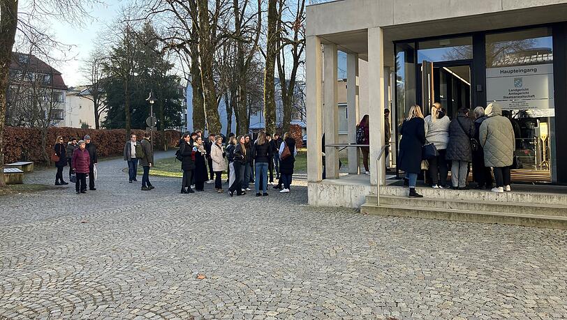 Am Plädoyer-Tag im Hanna-Prozess versammeln sich vor dem Landgericht Traunstein viele Menschen. Am Plädoyer-Tag im Hanna-Prozess versammeln sich vor dem Landgericht Traunstein viele Menschen.