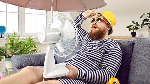 In den eigenen vier Wänden kann man sich im Sommer schon mal eine Klimaanlage wünschen. Aber lohnt sich die wirklich?