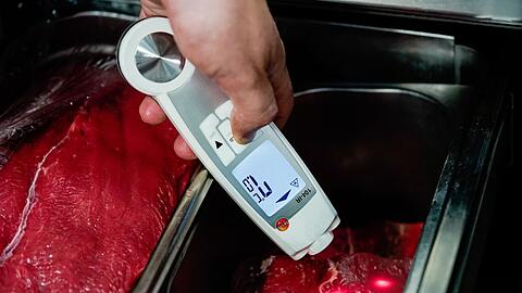 Lebensmittelkontrolleure stellen sich zu Beginn einer Kontrolle immer mit ihrem Namen vor und zeigen ihren Dienstausweis. (Symbolbild)