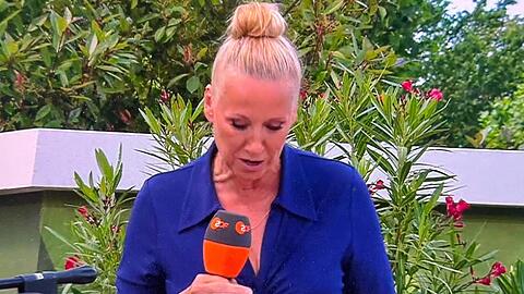 Andrea Kiewel erlebt im "ZDF-Fernsehgarten" einen emotionalen Moment.