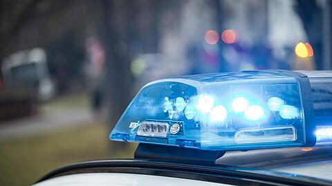 Die Polizei sperrte f&uuml;r die Bergungsarbeiten in der Nacht die Autobahn. (Symbolbild)
