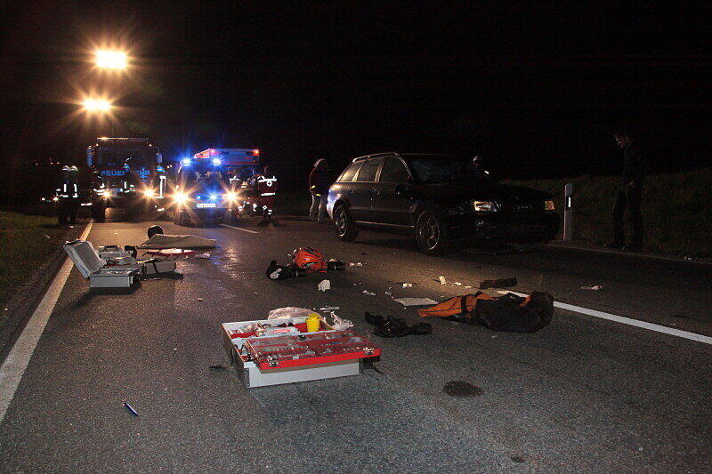 Schwerer Unfall auf der B 15: Zwei Verletzte