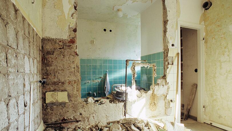 Nieder mit der Mauer! Renovierungen und Wanddurchbrüche sollte man lieber mit dem Eigentümer der Wohnung absprechen. Nieder mit der Mauer! Renovierungen und Wanddurchbrüche sollte man lieber mit dem Eigentümer der Wohnung absprechen.