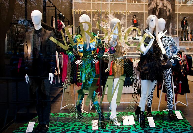 Am Donnerstagmorgen startete der Verkauf der neuen Versace-Kollektion bei H&M: Bereits in der Nacht standen die Münchener Schlange vor der H&M-Filiale in der Kaufinger Straße. Die AZ war beim Ansturm auf Versace dabei.