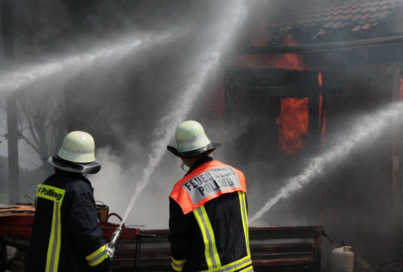 In Polling im Landkreis Mühldorf am Inn ist am Mittwoch eine Heizungsanlage abgebrannt - die Feuerwehr rückte mit einem Großaufgebot an. Der Schaden soll immens sein.