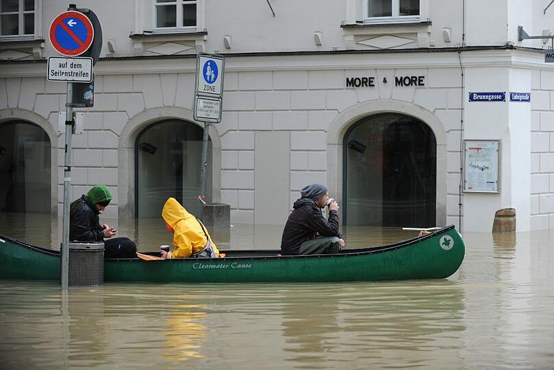 Die Passauer Innenstadt ist komplett überflutet. Von Entspannung kann weiterhin keine Rede sein.