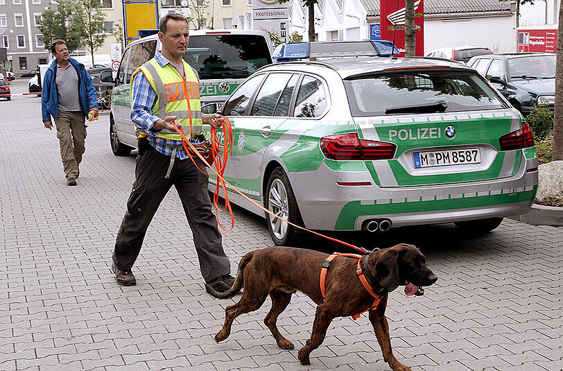 Die Polizei fahndete mit Spürhunden nach dem Erpresser. Bisher fehlt weiter jede Spur.