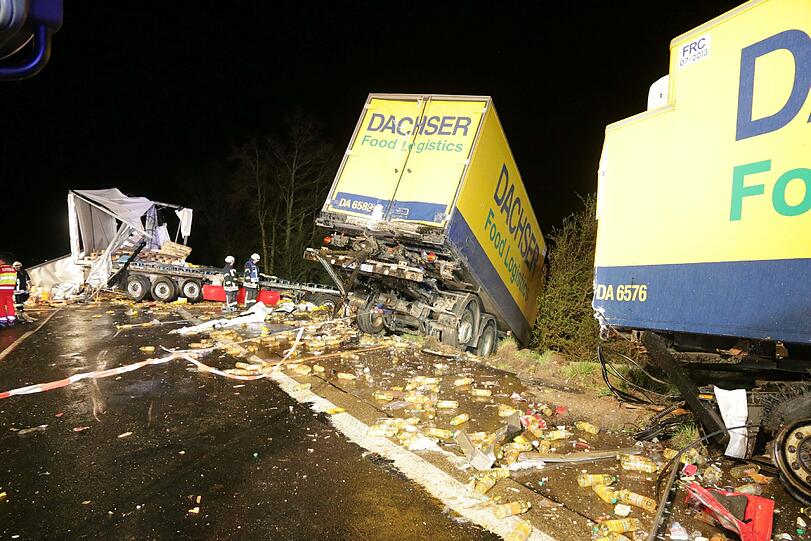 Die A3 glich einem Schlachtfeld: Bei dem Unfall krachten drei Lkws ineinander. Einer verlor dabei 23 Tonnen Salatöl.