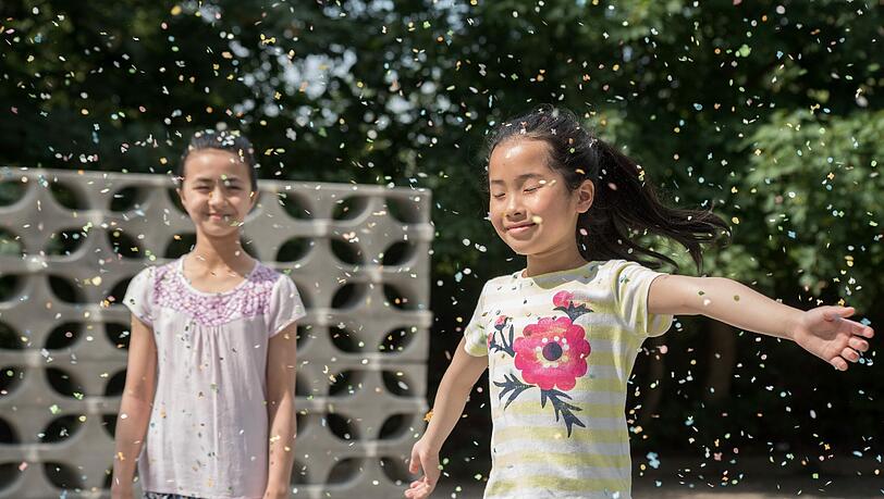 Alleine, aber frei: Linh (links) und ihre Schwester Tien. Alleine, aber frei: Linh (links) und ihre Schwester Tien.