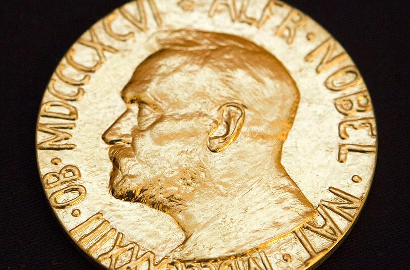 Eine Nahaufnahme der Vorderseite der Medaille des Friedensnobelpreises.