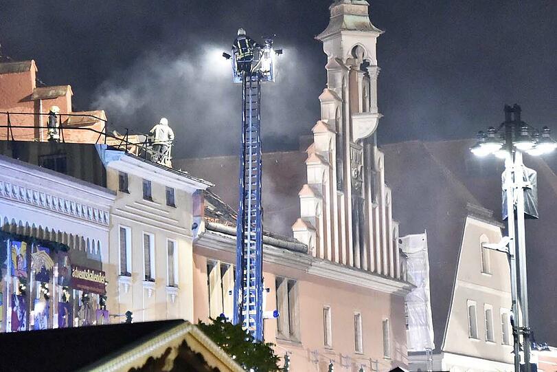 Ein Übergreifen der Flammen auf benachbarte Gebäude konnte die Feuerwehr verhindern.